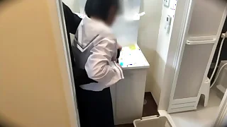 友達の家に泊まりに行って朝起きて顔洗おうと思ったら友達のいも&bigcirc;との着替えをみてしまいムラムラして後ろからハグしたらノリ気だったので手マン・クンニ・フェラ・バックしてやった。